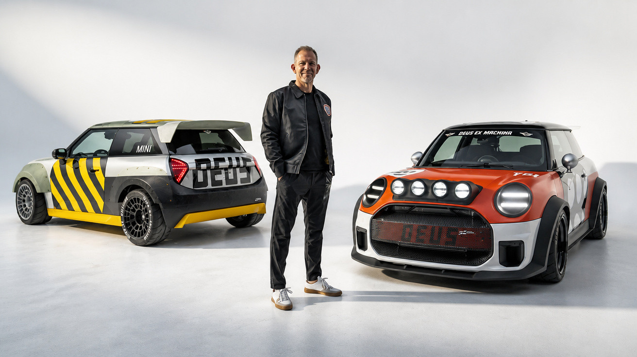 Homem em estúdio entre dois carros desportivos Mini personalizados com cores e designs distintos.